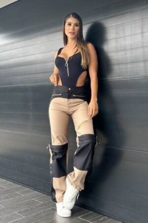 Pantalón bicolor negro/chocolate en dril con stretch, diseño moderno y elegante.