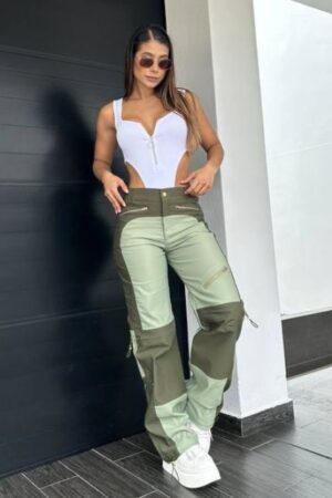 Pantalón bicolor con diseño moderno y ajuste cómodo para un estilo versátil.