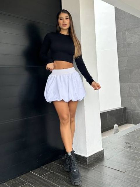 Falda globo efecto cuero blanco con diseño moderno y elegante