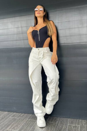 Pantalón asimétrico blanco en dril con stretch, diseño elegante y moderno.