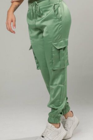 Pantalón satén verde grueso con corte recto y cintura alta, ideal para outfits formales.