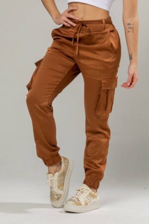 Pantalón jogger satén café grueso con cintura ajustable y bolsillos laterales, tono tierra para outfits versátiles.