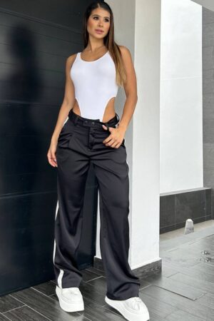 Pantalón de satín negro grueso con cintura alta y corte recto, ideal para looks elegantes diarios o nocturnos.