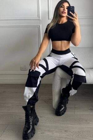 Pantalón jogger lycra blanco y negro con cintura elástica y diseño deportivo, ideal para actividades físicas o estilo casual.