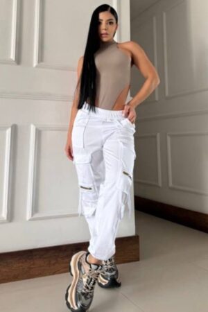 Pantalón jogger lycra blanco con cintura elástica y tejido transpirable, ideal para deporte o looks casuales elegantes.