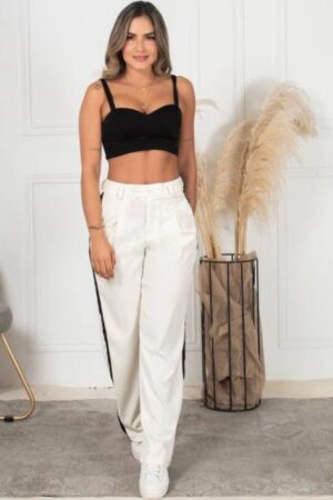 Pantalón satén perla grueso con cintura alta y corte recto, ideal para looks formales o semi-formales.