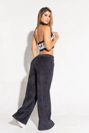 Sudadera de corduroy negra con tejido acanalado y capucha, ideal para looks urbanos o casuales con estilo moderno.