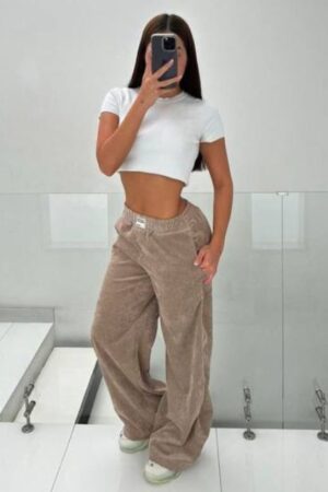 Sudadera de corduroy café con tejido acanalado y capucha, ideal para looks casuales o urbanos con un toque natural.