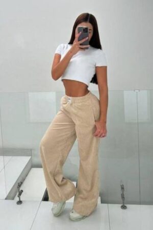 Sudadera corduroy beige con tejido acanalado y cintura elástica, ideal para looks casuales o urbanos.