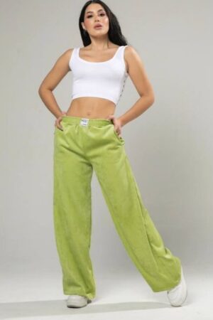 Sudadera de corduroy verde con tejido acanalado y capucha, ideal para looks urbanos o casuales con un toque fresco.