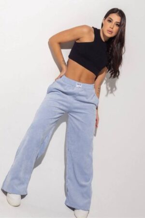 Sudadera corduroy azul con tejido acanalado y corte moderno, ideal para looks casuales o urbanos.