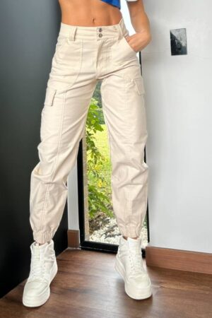 Pantalón jogger dril beige con cintura elástica y bolsillos funcionales, ideal para uso diario o looks casuales.