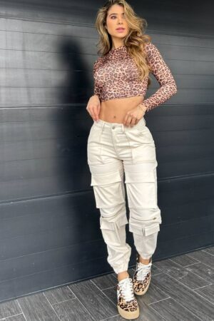 Pantalón jogger dril grueso beige con cintura elástica y bolsillos funcionales, ideal para uso diario o actividades al aire libre.