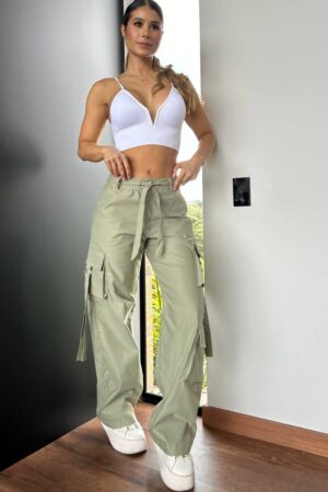 Pantalón cargo dril verde con strech, bolsillos utilitarios y cintura ajustable, ideal para actividades activas o casuales.